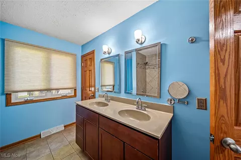 Bath - 7514 Brambleside Ln, Mentor, OH 44060 photo 2 of 3