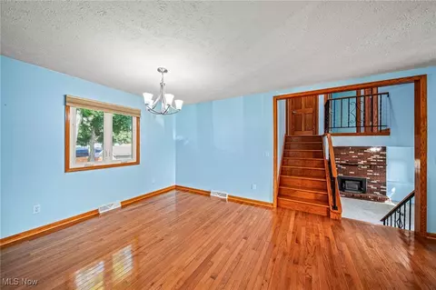 Living - 7514 Brambleside Ln, Mentor, OH 44060 photo 2 of 6