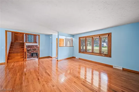 Living - 7514 Brambleside Ln, Mentor, OH 44060 photo 3 of 6