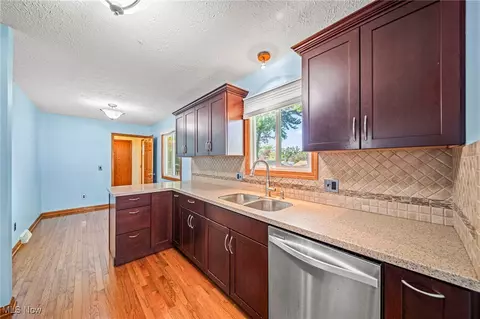 Kitchen - 7514 Brambleside Ln, Mentor, OH 44060 photo 1 of 2
