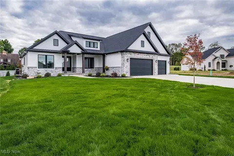 870 Honeysuckle Cir NE, North Canton, OH 44720