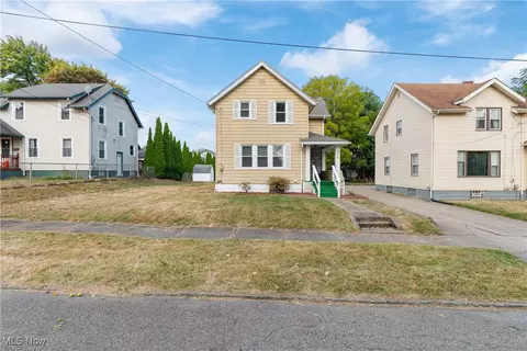 276 Malacca St, Akron, OH 44305