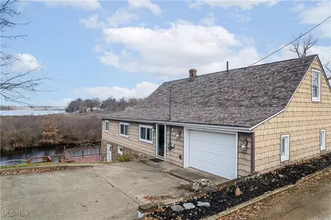 439 Port Dr, Akron, OH 44319