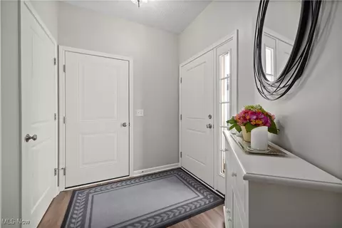 237 Silver Spring Cir, Elyria, OH 44035 photo 3