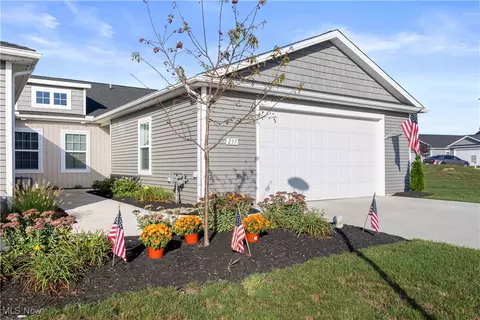 237 Silver Spring Cir, Elyria, OH 44035