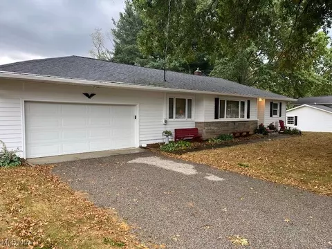 9790 Smithdale Ave NE, Hartville, OH 44632