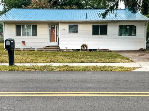 2110 Rockland Ave, Belpre, OH 45714