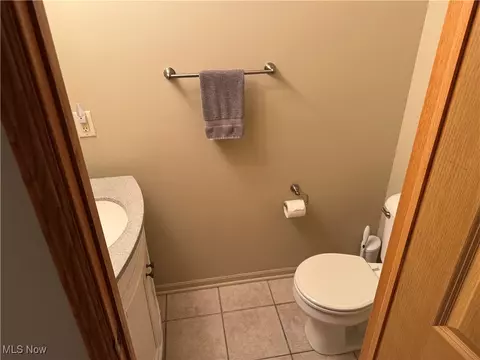 Bath - 131 Barrington Ct, Elyria, OH 44035 photo 3 of 5