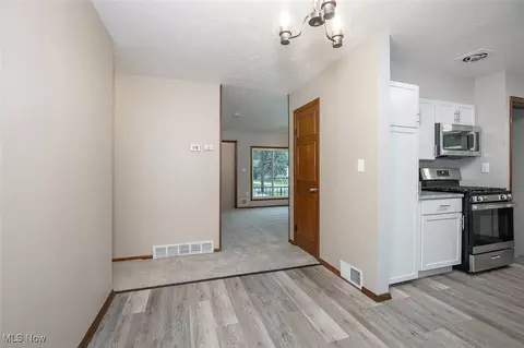 74 Aaron St, Berea, OH 44017 photo 9