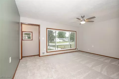 74 Aaron St, Berea, OH 44017 photo 4