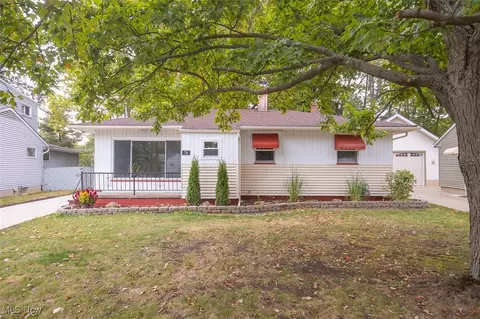 74 Aaron St, Berea, OH 44017 photo 2