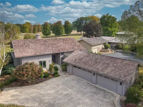 563 E Acadia Pt, Aurora, OH 44202