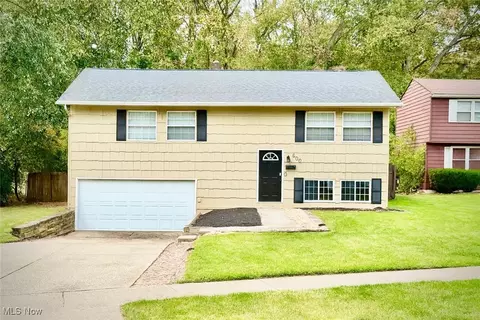 600 Silver Meadows Dr, Kent, OH 44240