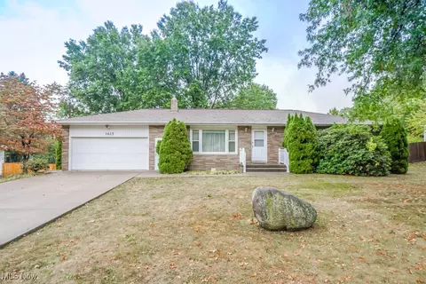 1425 Hazeldell Dr, North Canton, OH 44720
