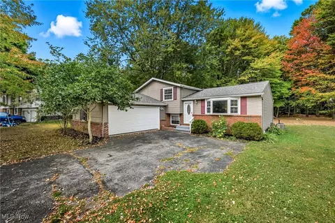 7837 Raglan Dr NE, Warren, OH 44484