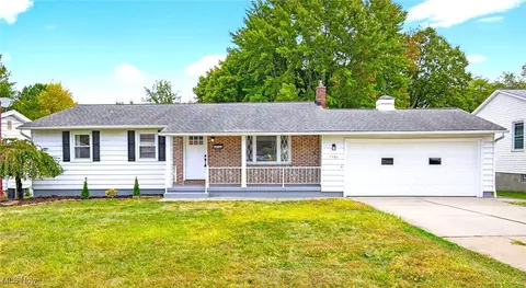 1101 Sharlene Dr, Youngstown, OH 44511