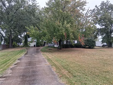 2415 Weir, Warren, OH 44483