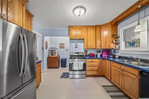 Kitchen - 1937 E 42nd St, Ashtabula, OH 44004 photo 2 of 2