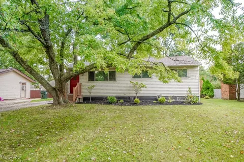 5653 Vickie Ln, Bedford, OH 44146
