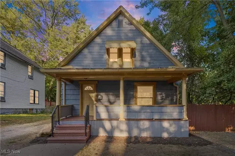 374 Gibbs Pl, Akron, OH 44306