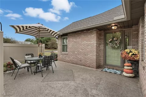 1625 Queens Gate Cir, Cuyahoga Falls, OH 44221