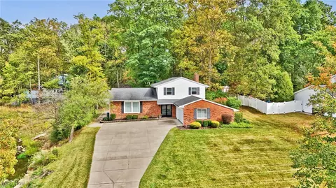 8053 Thornhurst Dr, North Royalton, OH 44133