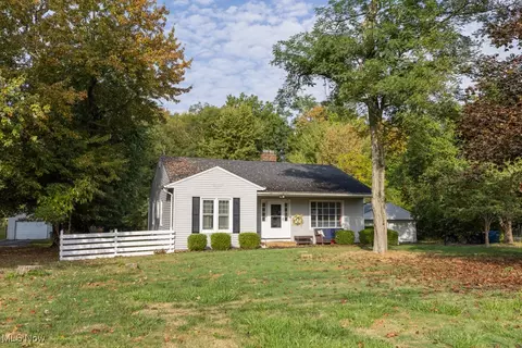 7828 Lewis Rd, Olmsted Falls, OH 44138