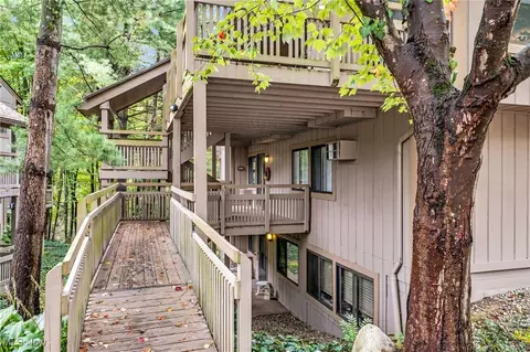 594 Meredith Ln, Cuyahoga Falls, OH 44223