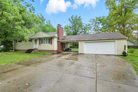 4863 Maple Ln, North Royalton, OH 44133