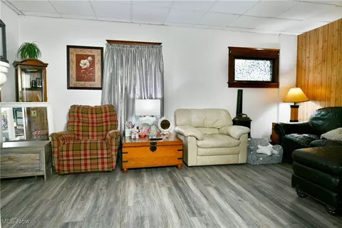 Living - 294 Elm St, Struthers, OH 44471 photo 2 of 4