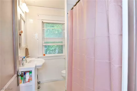 Bath - 294 Elm St, Struthers, OH 44471 photo 1 of 2
