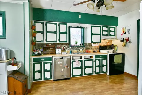 Kitchen - 294 Elm St, Struthers, OH 44471 photo 3 of 3