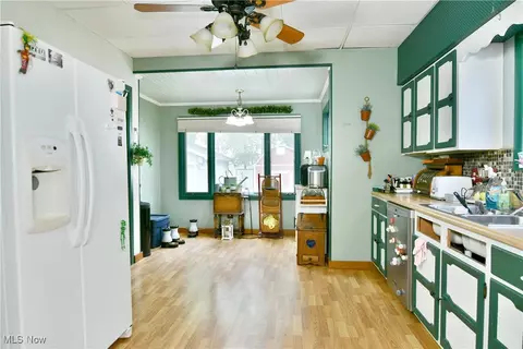 Entry Way - 294 Elm St, Struthers, OH 44471 photo 2 of 5