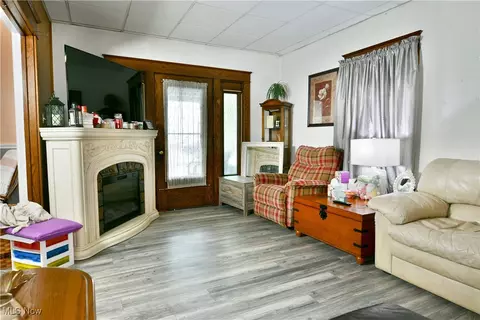 Living - 294 Elm St, Struthers, OH 44471 photo 3 of 4