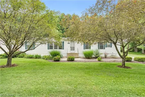 209 Wyngate Dr, Brookfield Center, OH 44403