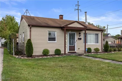 182 Warren Ave, Elyria, OH 44035 photo 3