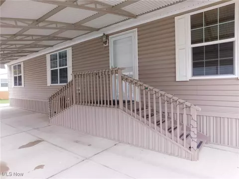 411 Pin Oak Cir, Elyria, OH 44035 photo 5