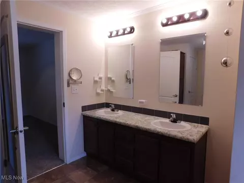 411 Pin Oak Cir, Elyria, OH 44035 photo 32