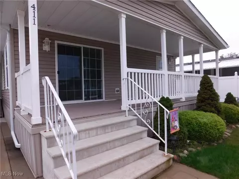 411 Pin Oak Cir, Elyria, OH 44035 photo 3