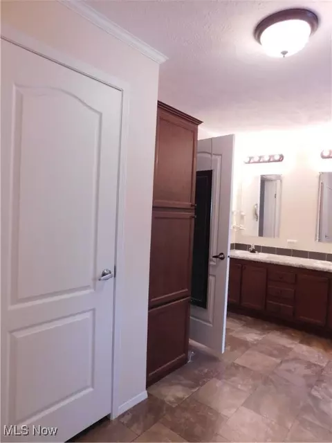 411 Pin Oak Cir, Elyria, OH 44035 photo 37