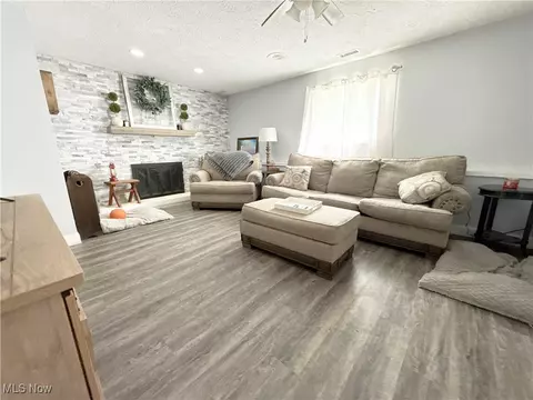 Living - 6321 Baldwin Blvd, Lorain, OH 44053 photo 5 of 7