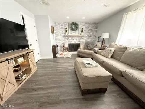 Living - 6321 Baldwin Blvd, Lorain, OH 44053 photo 6 of 7