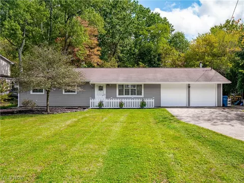 9749 E River Rd N, Olmsted Falls, OH 44138