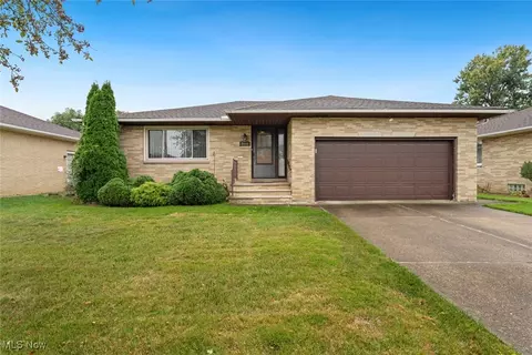 9909 Richard Dr, Brooklyn, OH 44144