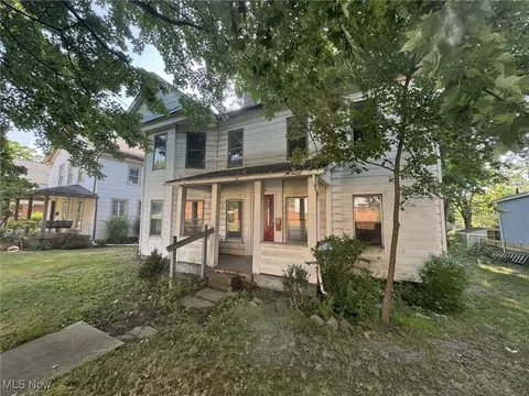 453 S Chestnut St, Ravenna, OH 44266