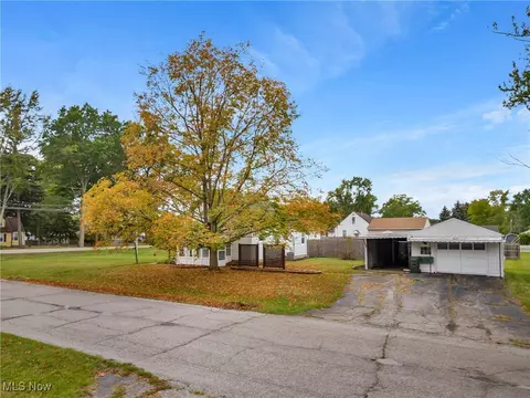 Exterior - 390 Hilliard Rd, Elyria, OH 44035 photo 5 of 7