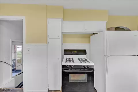 Entry Way - 390 Hilliard Rd, Elyria, OH 44035 photo 1 of 2