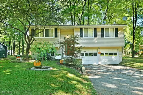 7751 Castle Rock Dr NE, Warren, OH 44484