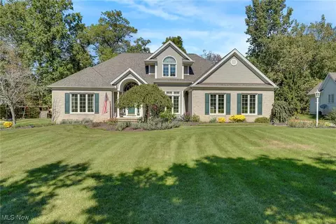 1143 Meadow Woods Dr, Macedonia, OH 44056
