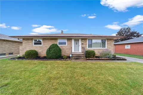 1658 Winterpark Dr, Parma, OH 44134